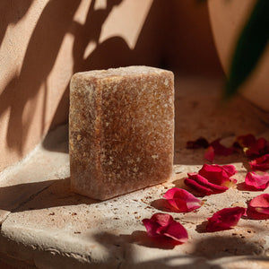 Skalli Essentials Musk Bar placed elegantly on a bed of rose petals, highlighting its luxurious, aromatic fragrance and perfect for a soothing sensory experience.