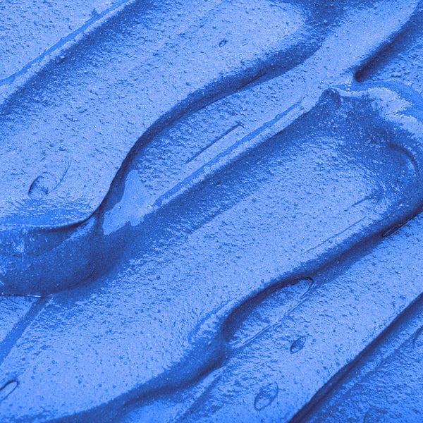 Skalli Essentials Nila Blue Powder in use, providing a natural exfoliation and skin-brightening treatment with Moroccan Nila and essential oils.