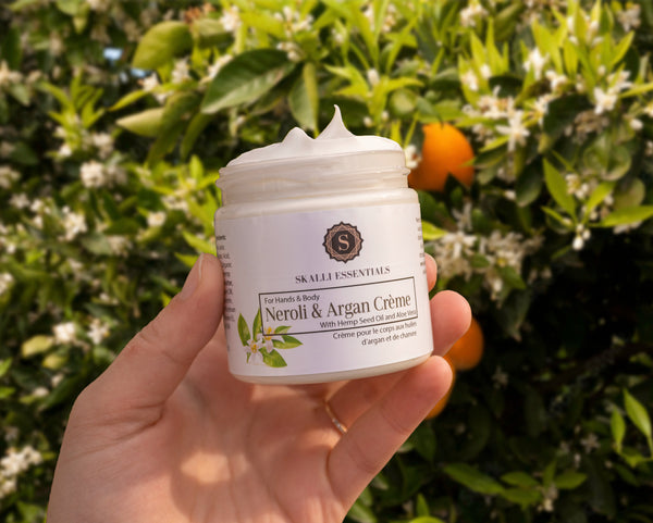 Close-up of Skalli Essentials Nila & Argan Mask applied to skin, demonstrating its exfoliating and brightening effects for radiant skin.