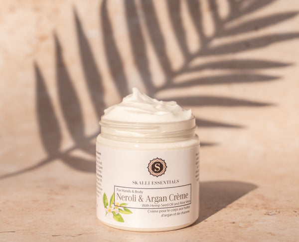 Model holding Skalli Essentials Nila & Argan Mask, showcasing the brightening and exfoliating mask from Morocco’s natural skincare heritage.